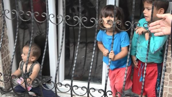 Pes dedirten olay! Esenyurtta evde yalnız bırakılan çocuklar için mahalleli seferber oldu - Resim: 1