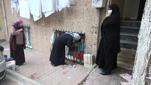 Pes dedirten olay! Esenyurtta evde yalnız bırakılan çocuklar için mahalleli seferber oldu - Resim: 4