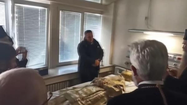 'Koronavirüs diye bir şey yok' diyen Papaz koronadan öldü! Cemaati cenazesini öpe öpe uğurladı - Resim: 3