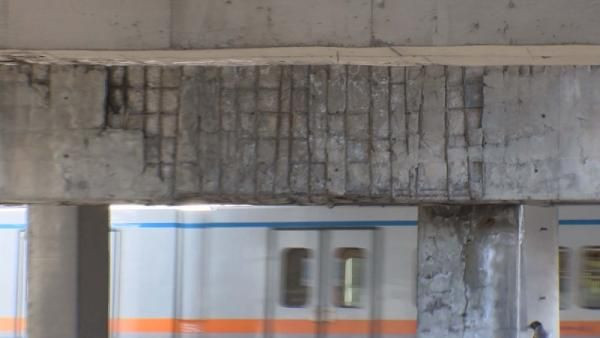 İstanbul'da korkutan görüntü! Her gün binlerce kişi buradan geçiyor! - Resim: 4