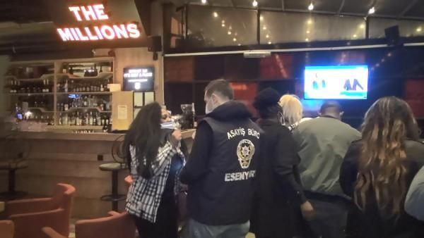 'Miss Uganda' kadınları bu sefer de denetim yapılan eğlence mekanında ortaya çıktı - Resim: 3