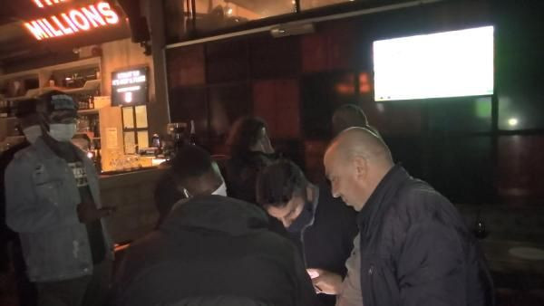 'Miss Uganda' kadınları bu sefer de denetim yapılan eğlence mekanında ortaya çıktı - Resim: 1