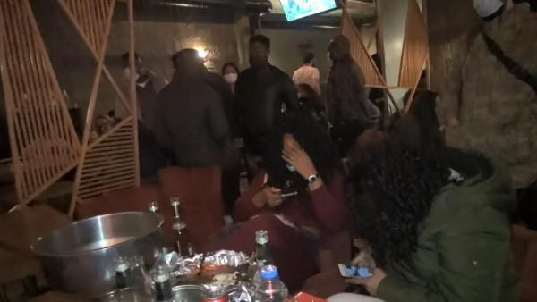 'Miss Uganda' kadınları bu sefer de denetim yapılan eğlence mekanında ortaya çıktı - Resim: 2