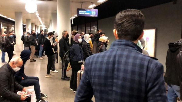 Bu görüntü İstanbul'dan! Metro ve metrobüste yine 'sosyal mesafesiz' ulaşım - Resim: 4