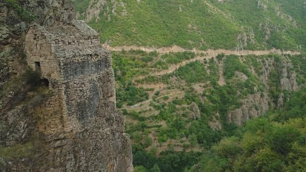 Artvin'deki bu kiliseyi görenler hayran kaldı! Karadeniz'in ikinci Sümela'sı deniyor - Resim: 1