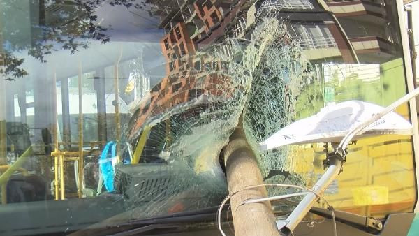 İstanbul'da korkunç kaza! Otobüsün camından direk girdi, şoförü kıl payı ölümden döndü - Resim: 4