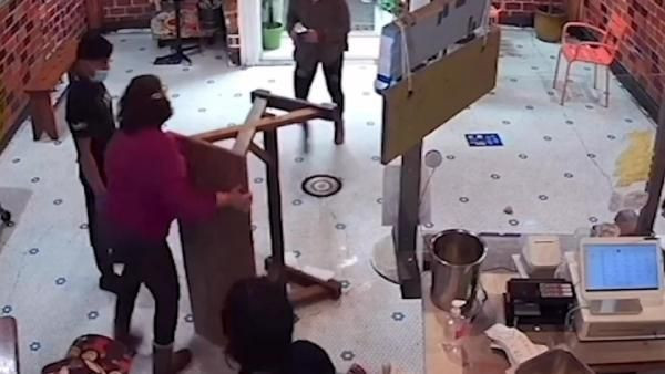 ABD’de yaşandı! Bir babaanne torununa şişe fırlatan kadını masayla dövdü - Resim: 2