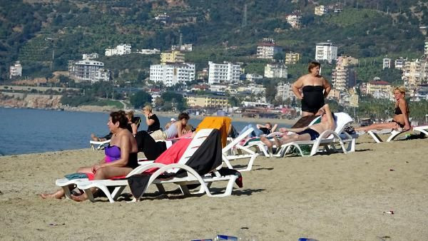 Antalya'da turistler boş kalan plajlara akın etti! Denizin keyfini çıkardılar - Resim: 4