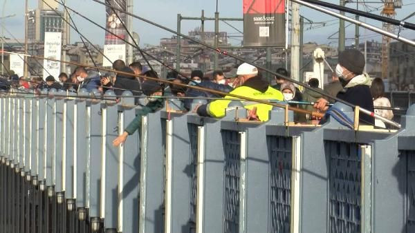 İstanbul'da güzel havayı gören koronavirüse rağmen Eminönü'ne akın etti - Resim: 1
