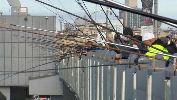 İstanbul'da güzel havayı gören koronavirüse rağmen Eminönü'ne akın etti - Resim: 2