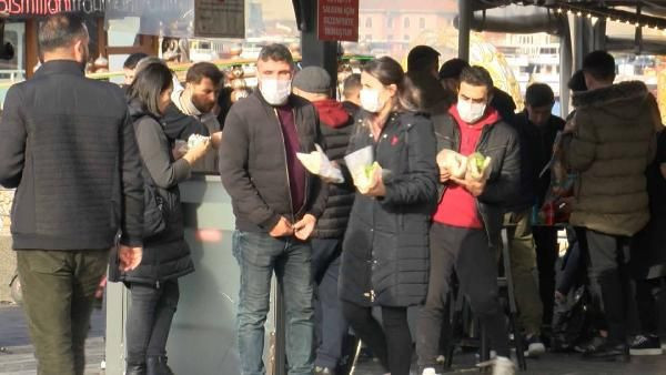 İstanbul'da güzel havayı gören koronavirüse rağmen Eminönü'ne akın etti - Resim: 3