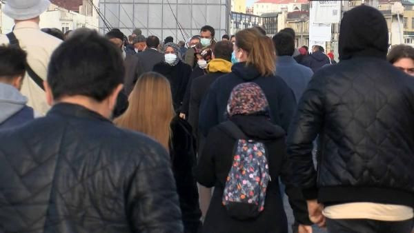İstanbul'da güzel havayı gören koronavirüse rağmen Eminönü'ne akın etti - Resim: 4