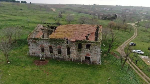 Defineciler 185 yıllık kiliseyi delik deşik etti! Kazılmadık yer bırakmadılar - Resim: 2