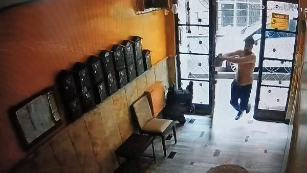 Şişli'de kız arkadaşını sokak ortasında iki kez darp etti! Çuval taşır gibi taşıdı - Resim: 1