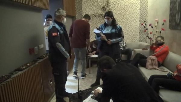 Esenyurt'ta masaj salonuna baskın! Yabancı uyruklu kadın bakın nereye saklandı - Resim: 2