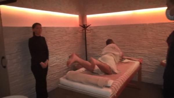 Esenyurt'ta masaj salonuna baskın! Yabancı uyruklu kadın bakın nereye saklandı - Resim: 1
