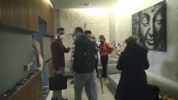 Esenyurt'ta masaj salonuna baskın! Yabancı uyruklu kadın bakın nereye saklandı - Resim: 3