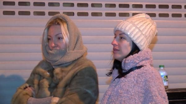 Fatih'te 4 katlı binanın çatısında yangın! Otellerdeki turistler bavullarıyla dışarı çıktı - Resim: 1