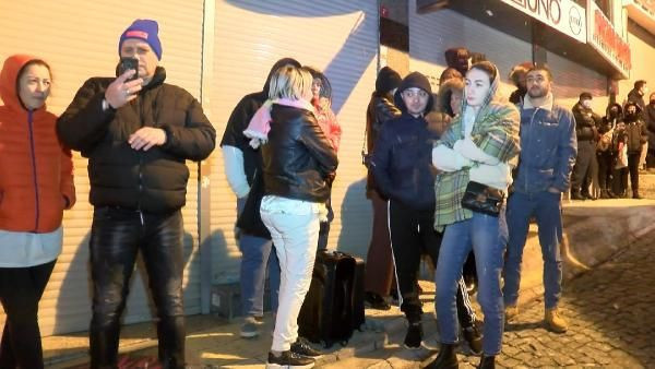 Fatih'te 4 katlı binanın çatısında yangın! Otellerdeki turistler bavullarıyla dışarı çıktı - Resim: 3