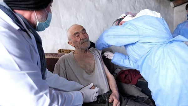 Sağlıkçıların zorlu 'aşı' mesaisi! Karlı yolları aşıp yürüyerek evlere ulaşabiliyorlar - Resim: 4