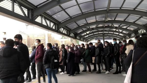 Covid-19'u böyle mi yeneceğiz? İstanbul'da duraklarda insan seli - Resim: 1