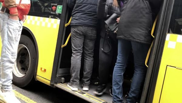 Covid-19'u böyle mi yeneceğiz? İstanbul'da duraklarda insan seli - Resim: 2