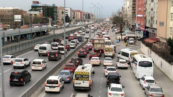 Covid-19'u böyle mi yeneceğiz? İstanbul'da duraklarda insan seli - Resim: 4