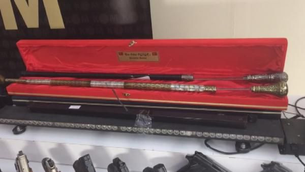 Sedat Peker ve adamlarının evlerinden çıkanlar şok etti! Kılıçlar, silahlar çelik yelekler - Resim: 4