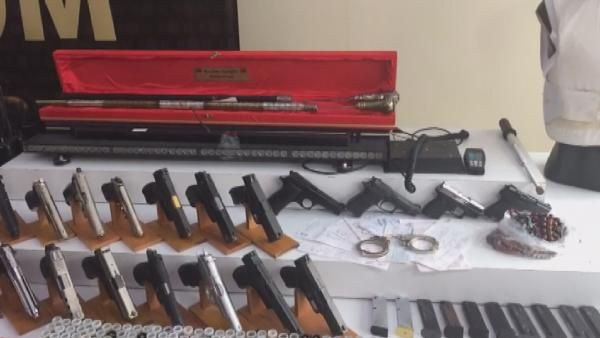 Sedat Peker ve adamlarının evlerinden çıkanlar şok etti! Kılıçlar, silahlar çelik yelekler - Resim: 2
