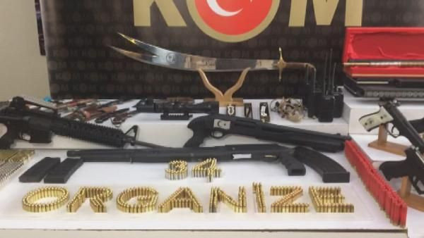 Sedat Peker ve adamlarının evlerinden çıkanlar şok etti! Kılıçlar, silahlar çelik yelekler - Resim: 3
