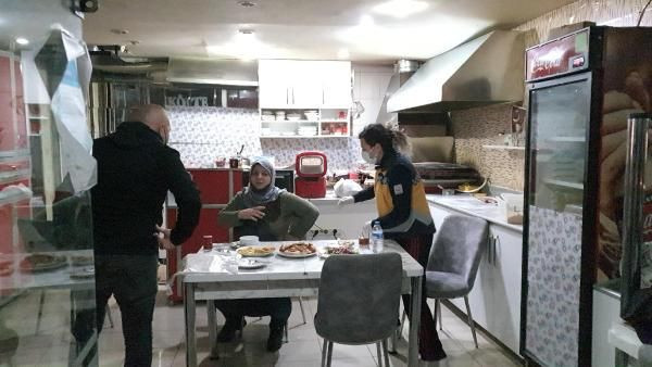 İnanılmaz görüntü! İftar sofrasında eski eşi göğsünden bıçakladı uzaklaştırma kararı varmış - Resim: 1