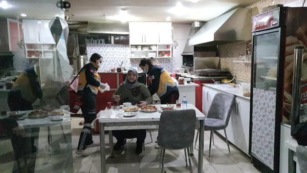 İnanılmaz görüntü! İftar sofrasında eski eşi göğsünden bıçakladı uzaklaştırma kararı varmış - Resim: 2