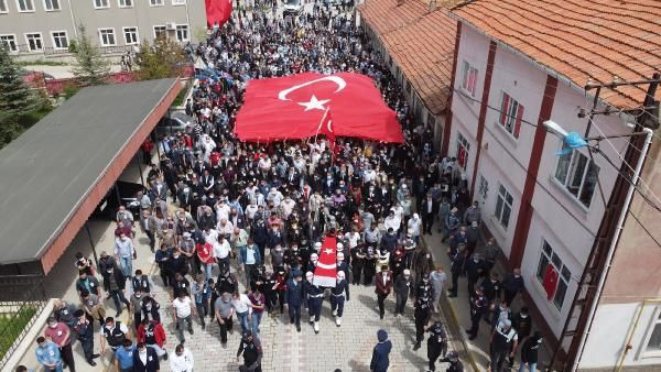 Kütahya'da gözyaşları sel oldu! Yüzlerce kişi Şehit Uzman Çavuş Asan'ı son yolculuğa uğurladı - Resim: 3