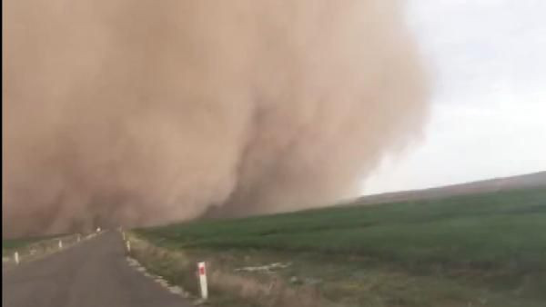Korkutan görüntü! Konya'da kum fırtınası çıktı ağaçlar, direkler devrildi araçlar hasar gördü - Resim: 1