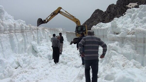 Turistlerin denize girdiği Antalya'da 2,5 metre kar! Kapanan yollar açılıyor - Resim: 2