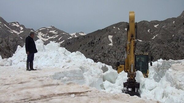 Turistlerin denize girdiği Antalya'da 2,5 metre kar! Kapanan yollar açılıyor - Resim: 3