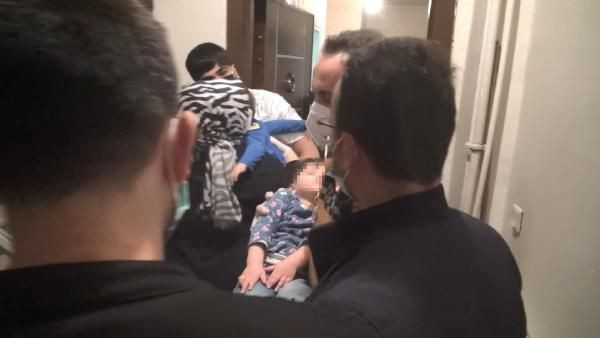 Bu nasıl kadın böyle! Önce eşini sonra iki çocuğunu eşinin kapısına terkedip kayıplara karıştı! - Resim: 1