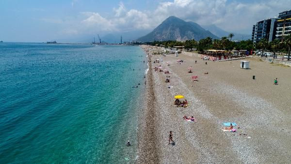 Antalya'da turistler plajlara akın etti! Kısıtlamanın son günü denizin keyfini çıkardılar - Resim: 1
