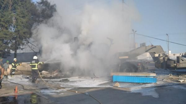 Hatay'da korkunç kaza! Lastiği patlayan askeri TIR fabrikaya girdi: Şehitler var - Resim: 1