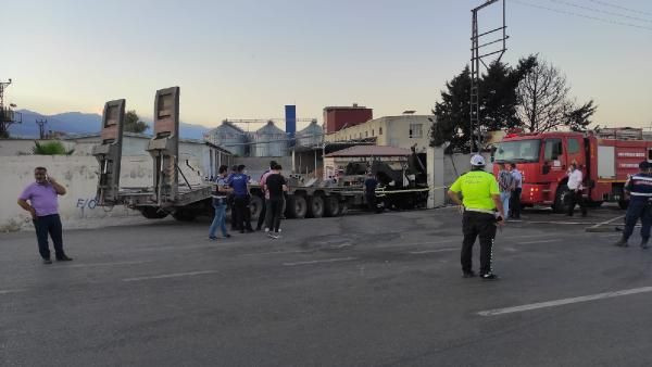 Hatay'da korkunç kaza! Lastiği patlayan askeri TIR fabrikaya girdi: Şehitler var - Resim: 2