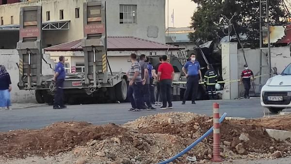 Hatay'da korkunç kaza! Lastiği patlayan askeri TIR fabrikaya girdi: Şehitler var - Resim: 3
