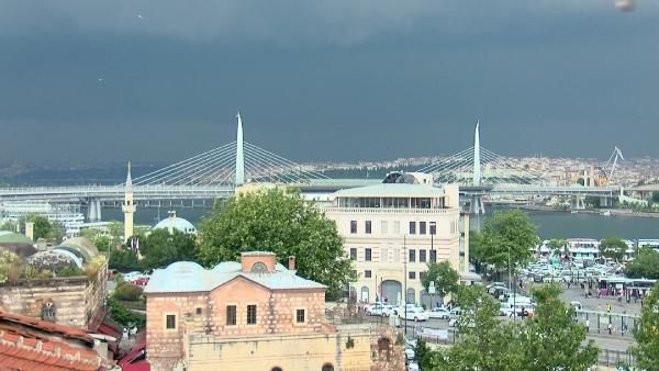 Kara bulutların ardından İstanbul'da kuvvetli sağanak! Trafik kilitlendi, tramvay seferleri durdu - Resim: 1