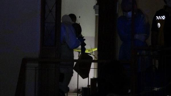 İzmir'de vahşet! Bıçaklayarak öldürdüğü annesini çuvala koyup 3 gün balkonda sakladı - Resim: 4