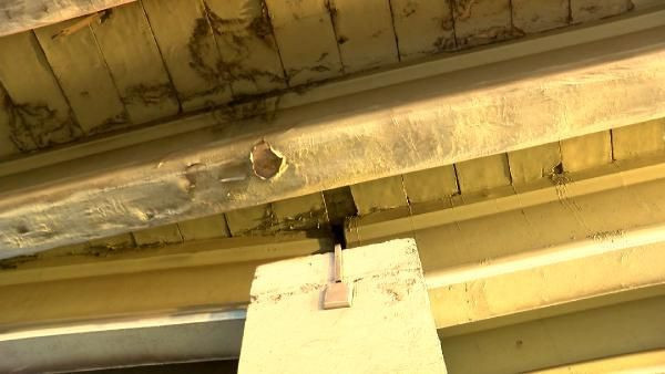 İstanbul'da altından binlerce kişi geçiyor! Son haliyle korku saçıyor - Resim: 3