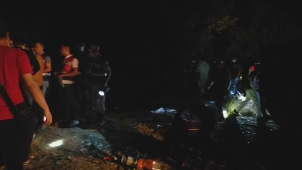 Van'da kaçak mülteci taşıyan takla atıp yandı! 12 kişi feci şekilde öldü, 20 yaralı var - Resim: 1