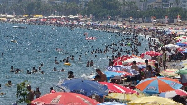 Antalya'da turistler plajlara akın etti! Denize girecek nokta kalmadı - Resim: 1