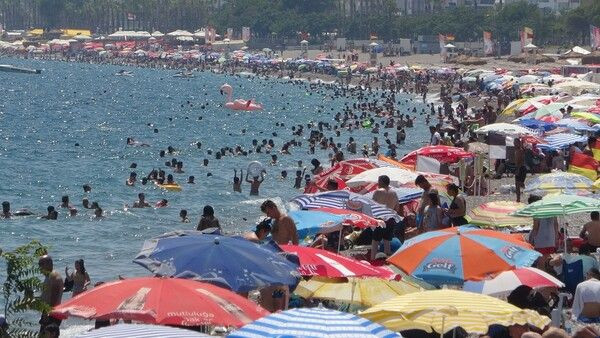 Antalya'da turistler plajlara akın etti! Denize girecek nokta kalmadı - Resim: 2