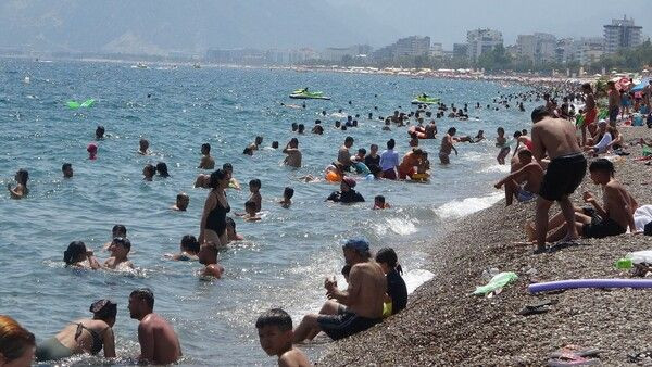 Antalya'da turistler plajlara akın etti! Denize girecek nokta kalmadı - Resim: 3