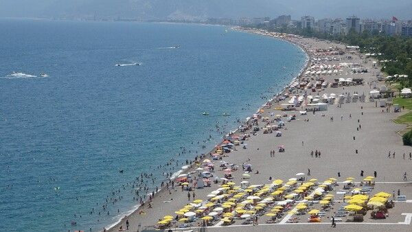 Antalya'da turistler plajlara akın etti! Denize girecek nokta kalmadı - Resim: 4