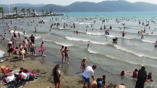 Nüfus bir anda 38 kat arttı! Muğla'da izdiham yaşandı denizin rengi değişti - Resim: 2